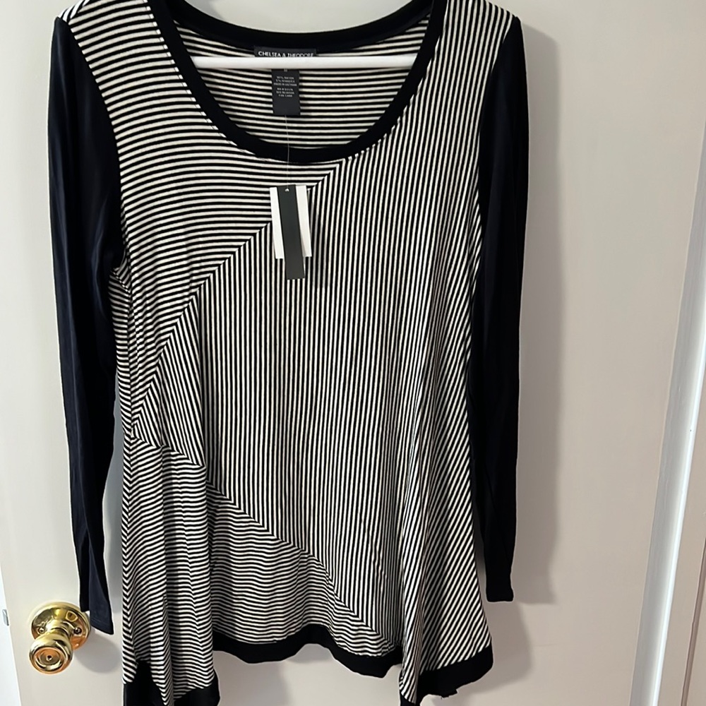 NWT Women’s Chelsea & Theodore Black Patterned Long Sleeve Tunic - Size M